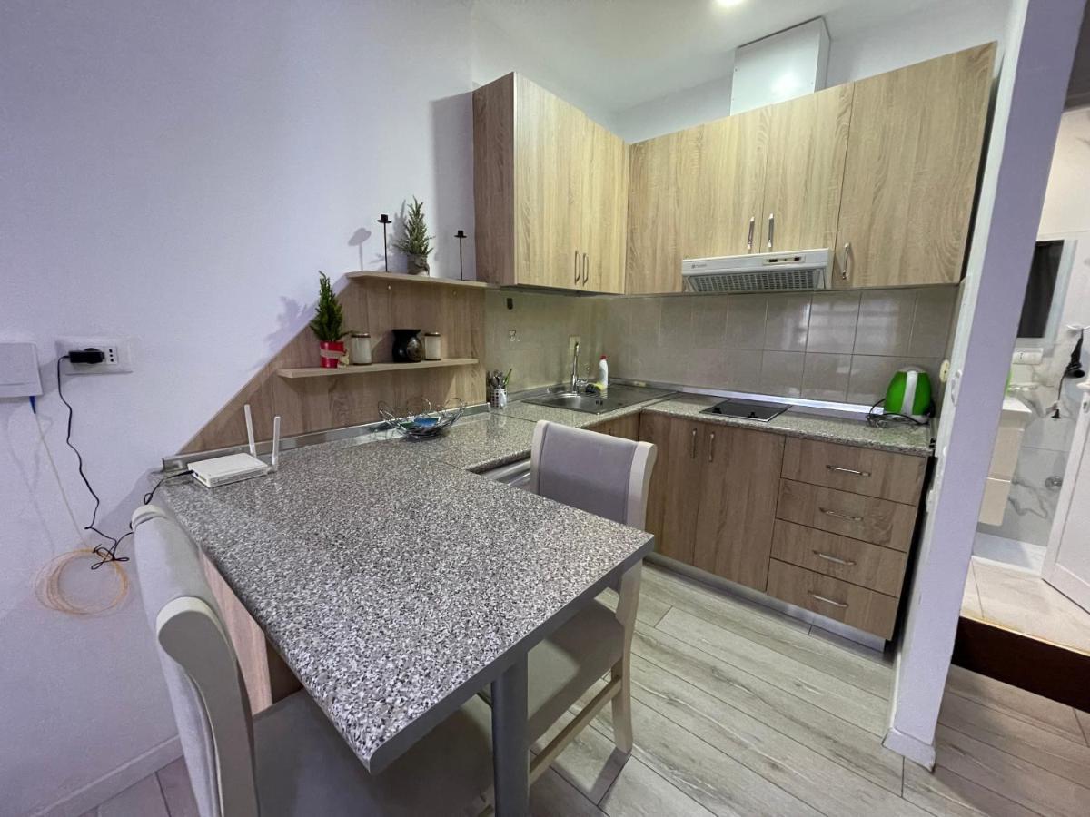 Downtown Modern Studio Apartment Tirana Esterno foto