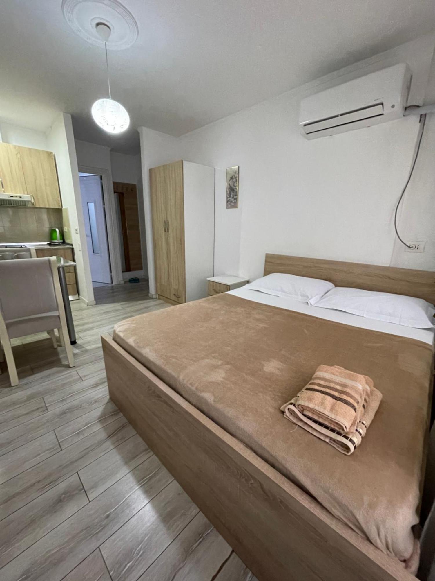 Downtown Modern Studio Apartment Tirana Esterno foto