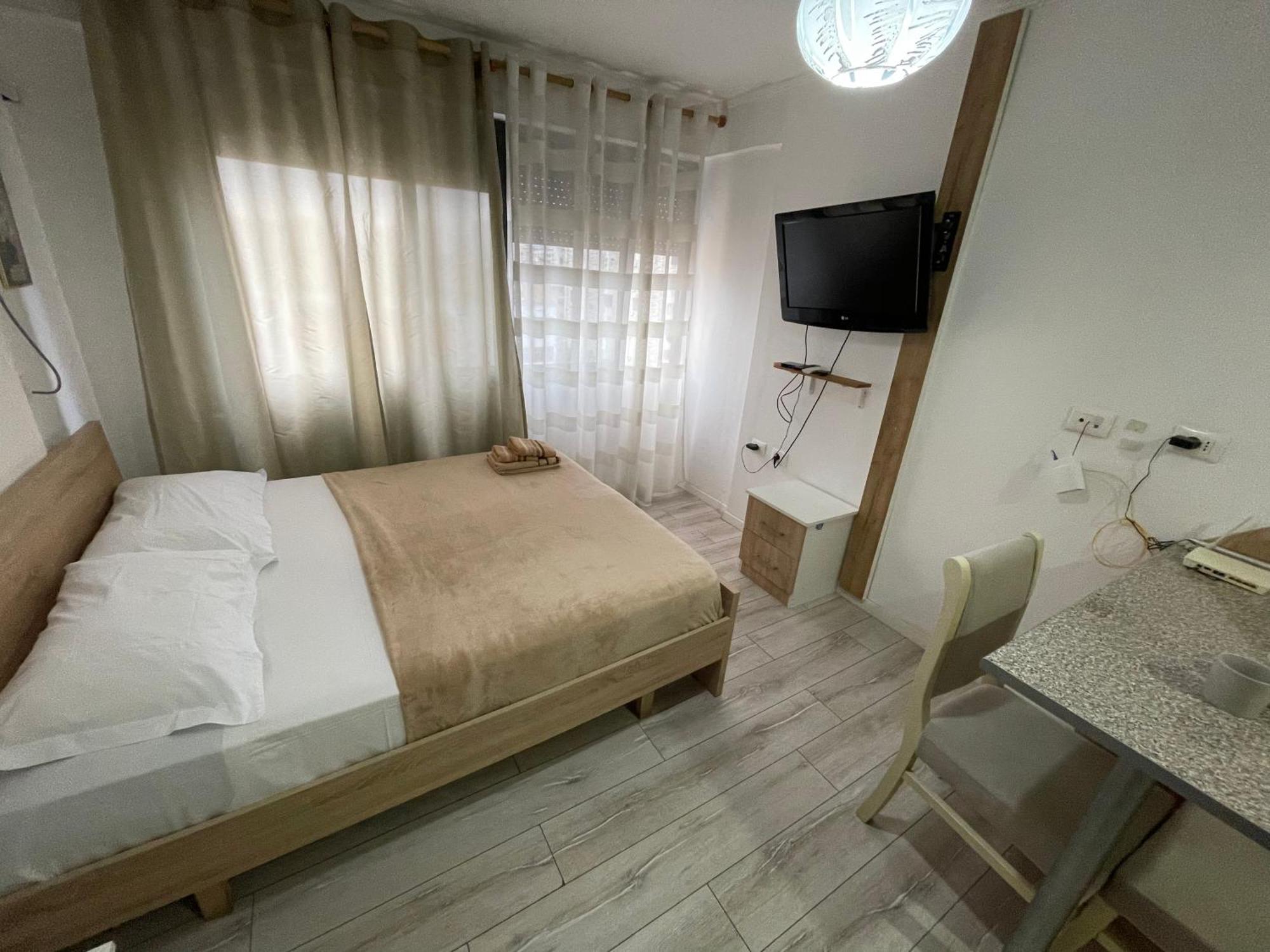Downtown Modern Studio Apartment Tirana Esterno foto