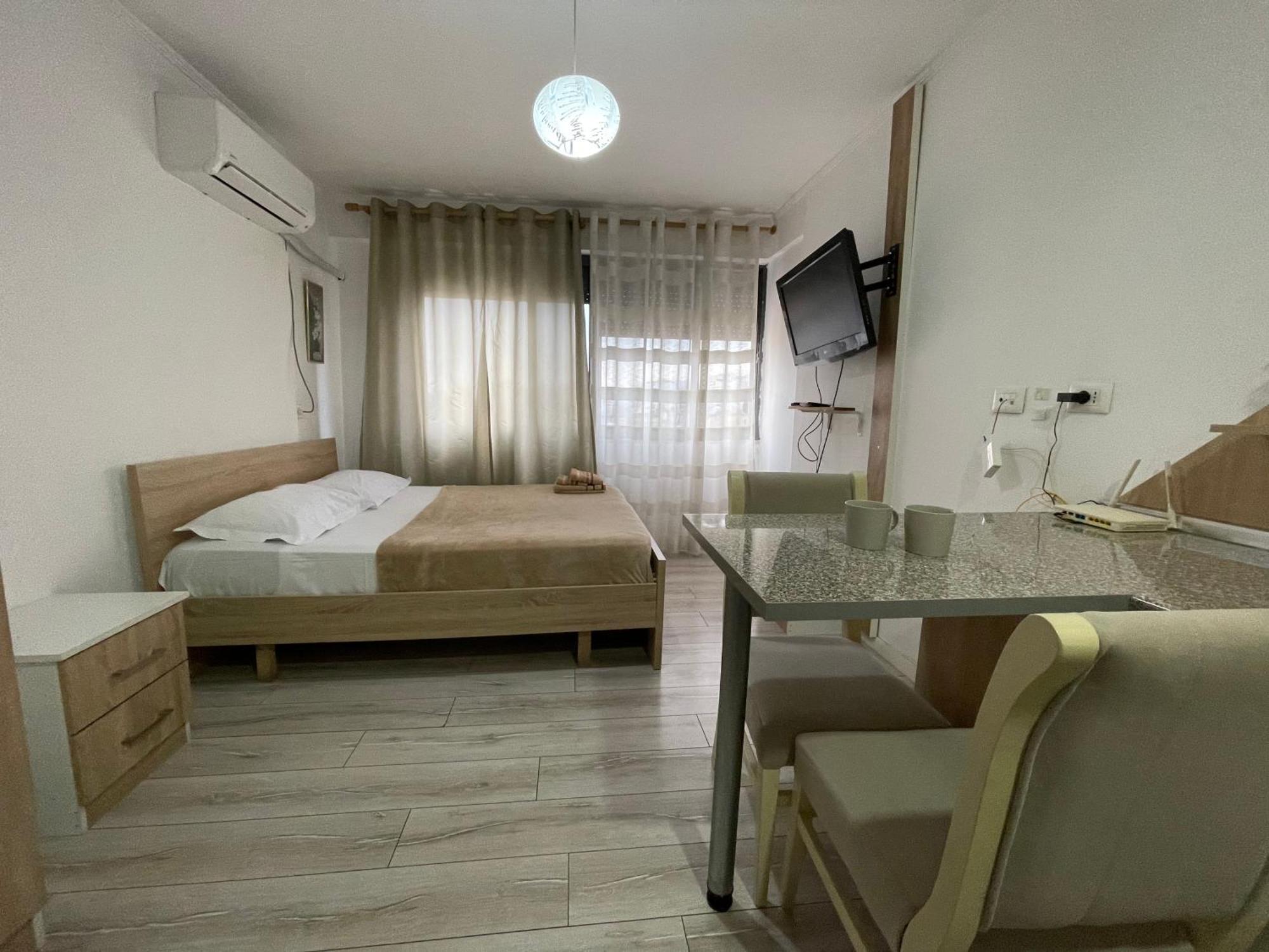 Downtown Modern Studio Apartment Tirana Esterno foto